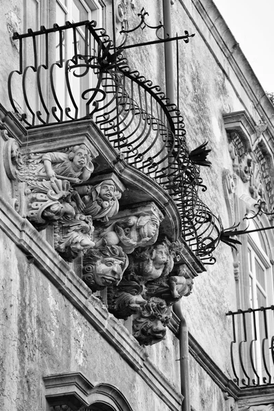 Barokk homlokzatát Cosentini Palace, Olaszország — Stock Fotó
