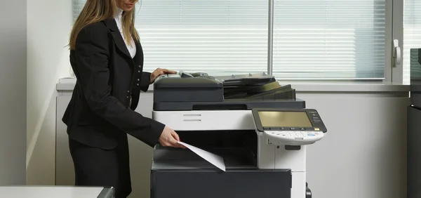 Chica usando la máquina Xerox —  Fotos de Stock