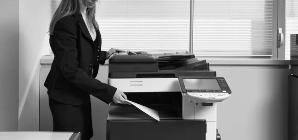 Menina usando máquina Xerox — Fotografia de Stock