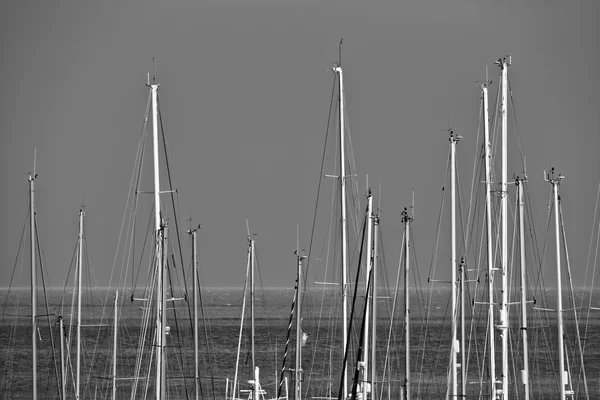 Mastros de barco à vela na marina — Fotografia de Stock