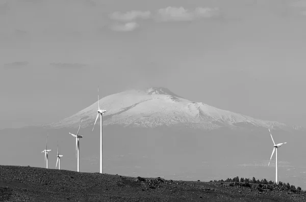 Τουρμπίνες αιολικής ενέργειας με ηφαίστειο Αίτνα — Φωτογραφία Αρχείου