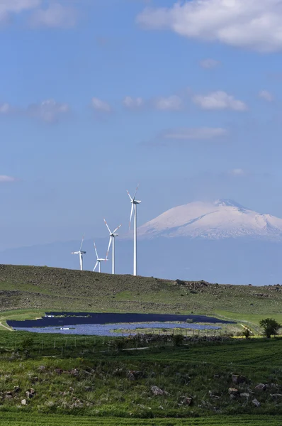 Aeolian enerji türbinleri ve güneş enerjisi panelleri — Stok fotoğraf