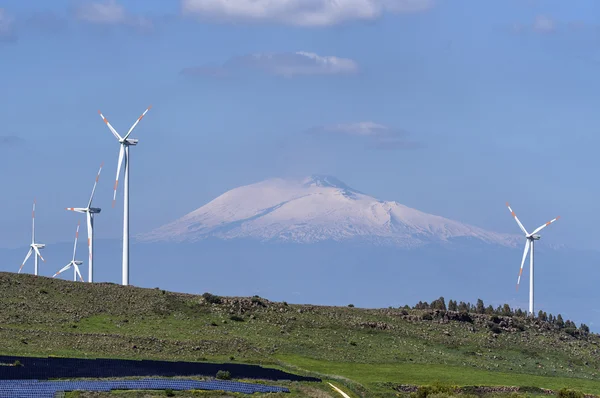 Aeolian enerji türbinleri ve güneş enerjisi panelleri — Stok fotoğraf