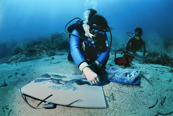 Pintor submarino en el mar Mediterráneo — Foto de Stock