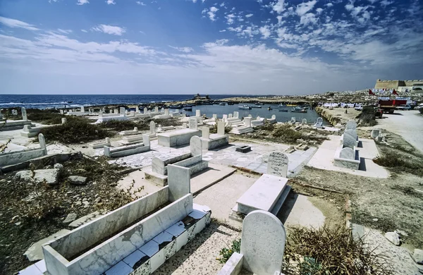 Widok na miasto i muzułmański cmentarz w Tunezji — Zdjęcie stockowe