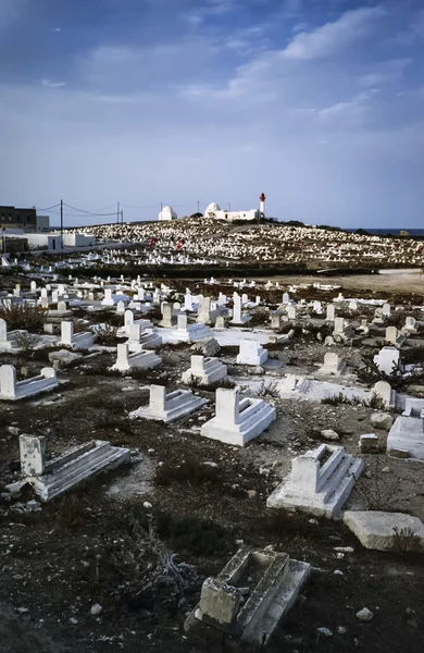 Veduta di un cimitero musulmano e del faro in Tunisia — Foto Stock