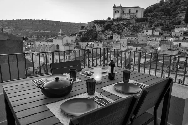 Terrazza con una tavola apparecchiata — Foto Stock