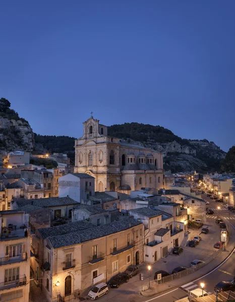 Город и церковь Святой Марии Ла Нова Неокишич в Италии — стоковое фото
