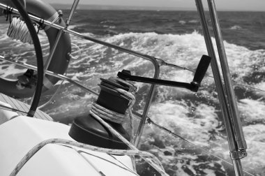 bir yelkenli tekne üzerinde seyir