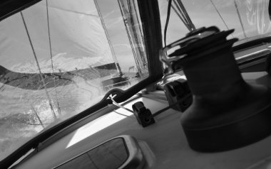 bir yelkenli tekne üzerinde seyir