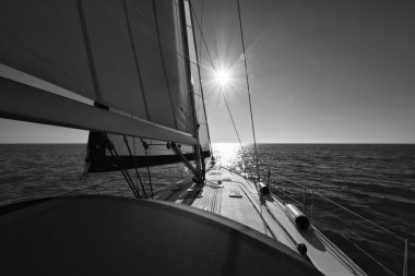 bir yelkenli tekne üzerinde seyir