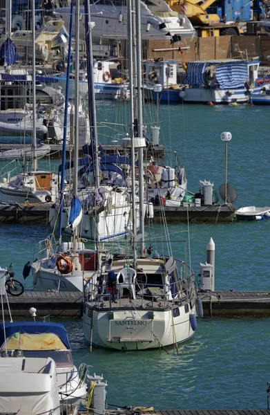 Luxury yachts in the marina — Stock Photo, Image