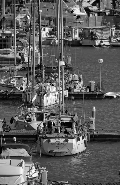 Yacht di lusso nel porto turistico — Foto Stock