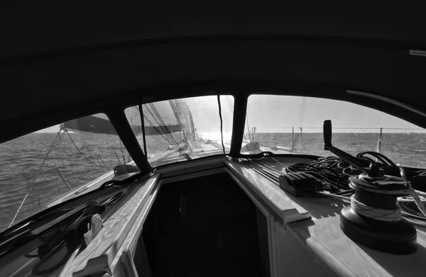 Круизы на парусной лодке — стоковое фото