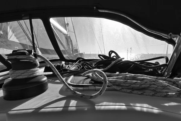 Bir yelkenli tekne üzerinde seyir — Stok fotoğraf