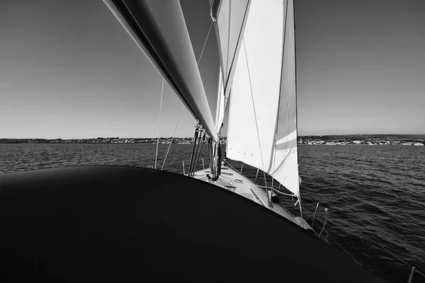 Cruising på en segelbåt — Stockfoto