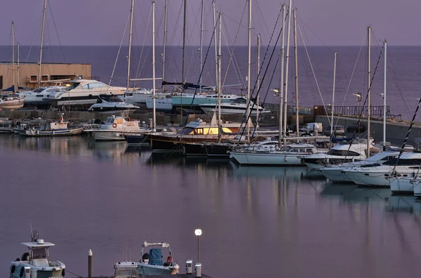 Luxury yachts in the marina at sunset — Stock Photo, Image