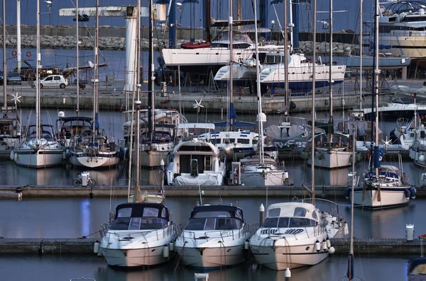 Яхты класса люкс на пристани для яхт на закате — стоковое фото