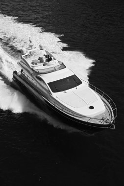Denizde lüks bir yat