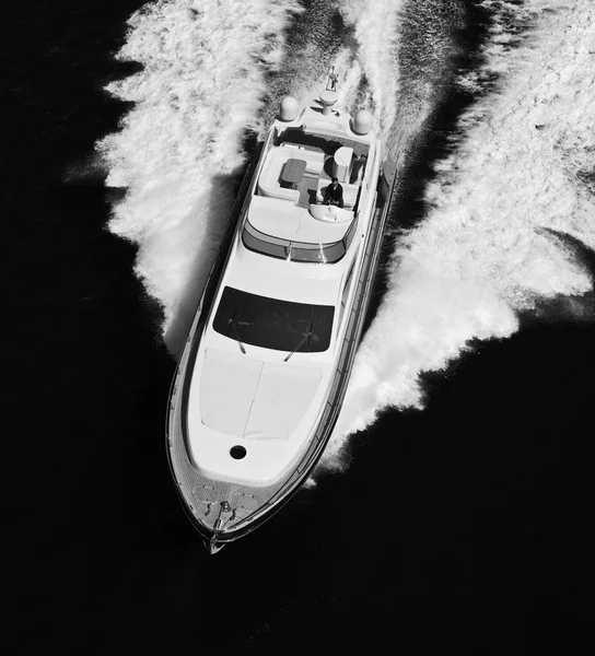 Luksusowy jacht w morzu — Zdjęcie stockowe