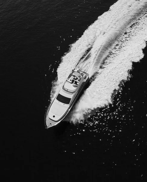 Luksusowy jacht w morzu — Zdjęcie stockowe