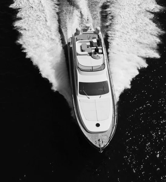 Luxusní jachta v moři — Stock fotografie