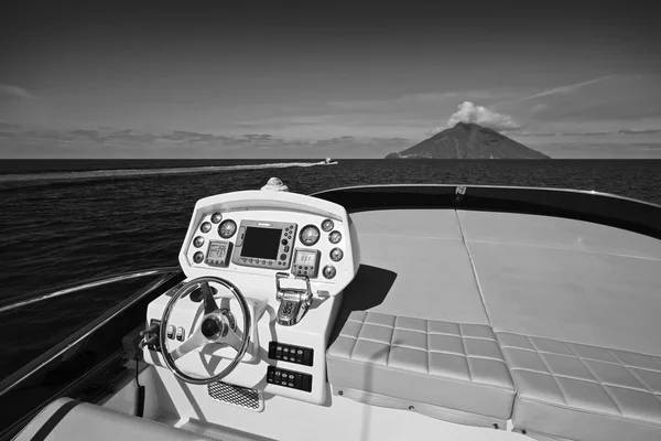 Yacht de luxe dans la mer — Photo