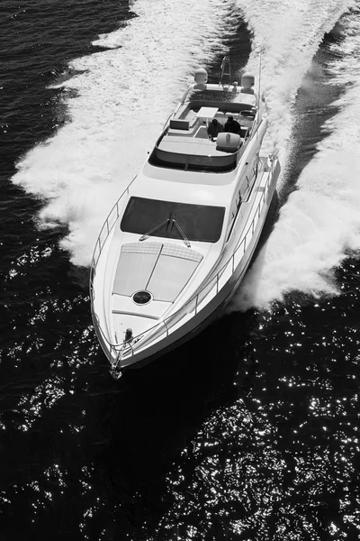 Yacht de luxe dans la mer — Photo