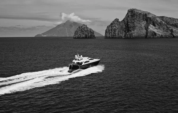 Yacht di lusso nel mare — Foto Stock