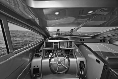 Sürüş consolle lüks yat