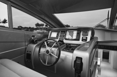 Sürüş consolle lüks yat