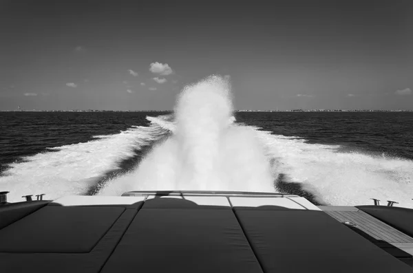 Luxusjacht im Meer — Stockfoto