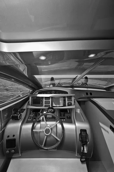 Console de conduite en yacht de luxe — Photo