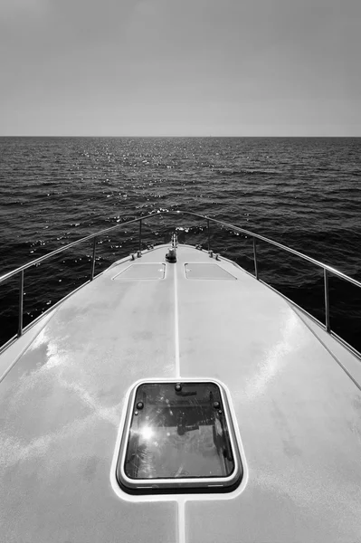 Роскошная яхта в море — стоковое фото
