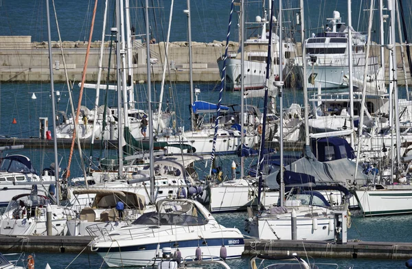 Luxury yachts in the marina — Stock Photo, Image