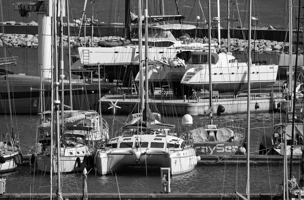 Yates de lujo en la marina — Foto de Stock