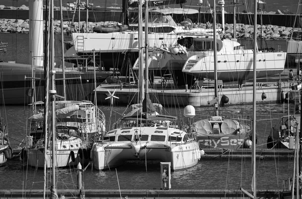 Яхты класса люкс в гавани — стоковое фото