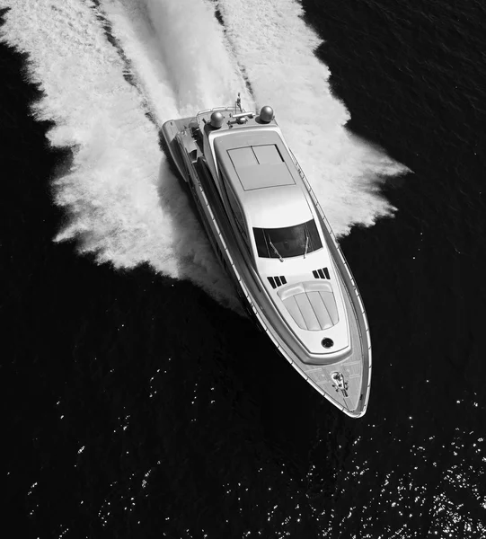 Вид с воздуха на роскошную яхту — стоковое фото
