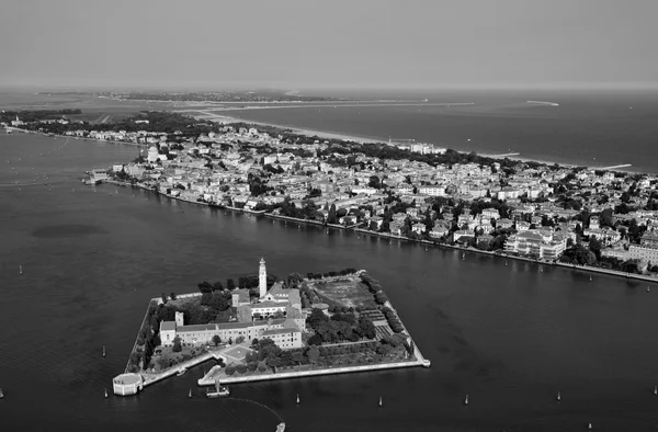 Остров Сан-Ладзаро-дельи-Армени и венецианская лагуна — стоковое фото