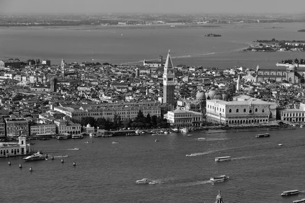 Luchtfoto van de stad en de Venetiaanse lagune — Stockfoto