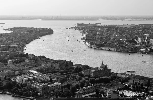 Letecký pohled na město a benátskou lagunu — Stock fotografie