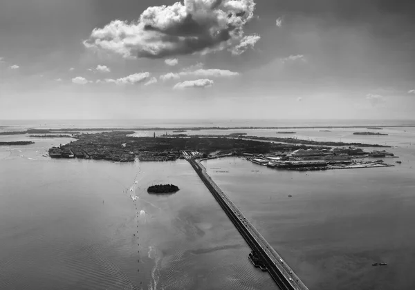 Vista aérea de Veneza e da lagoa veneziana — Fotografia de Stock