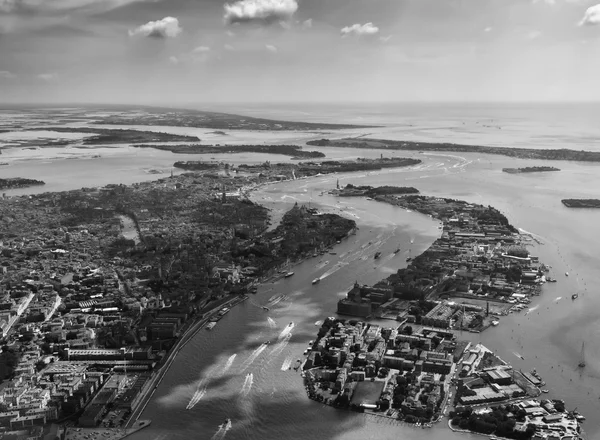 Vista aérea de Venecia y la laguna veneciana — Foto de Stock