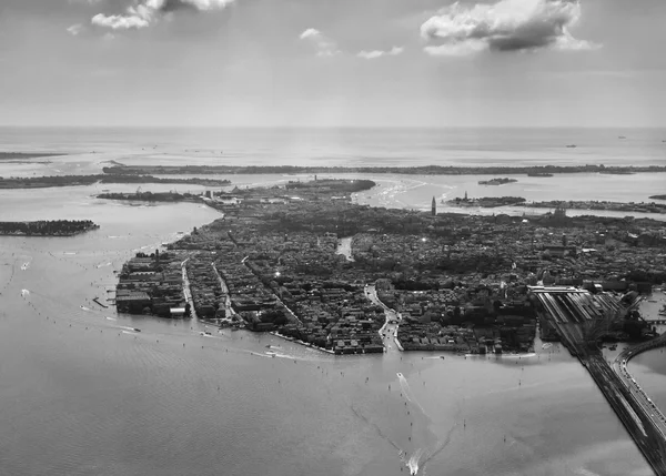 Vista aérea de Veneza e da lagoa veneziana — Fotografia de Stock