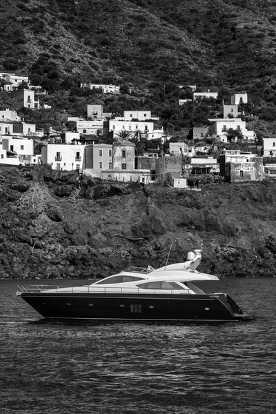 Yate de lujo cerca de la isla de Stromboli en Italia — Foto de Stock