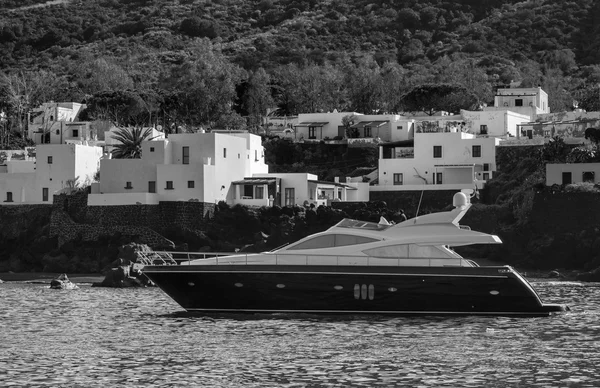 Luksusowy jacht w pobliżu wyspy Stromboli we Włoszech — Zdjęcie stockowe