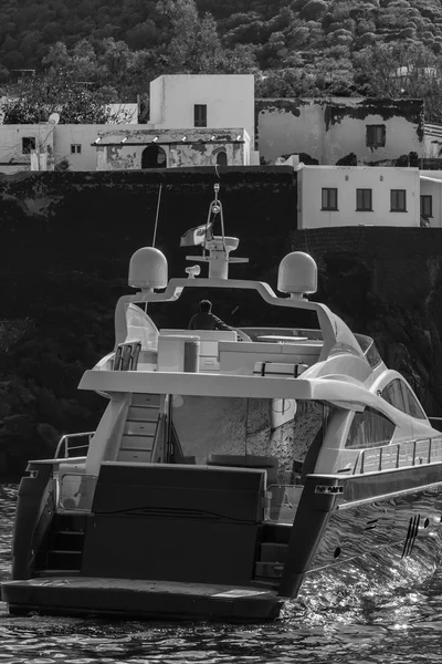 Luksusowy jacht w pobliżu wyspy Stromboli we Włoszech — Zdjęcie stockowe
