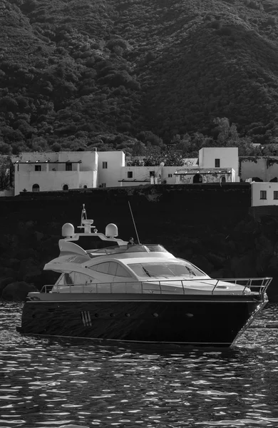 Yacht di lusso vicino all'isola di Stromboli in Italia — Foto Stock