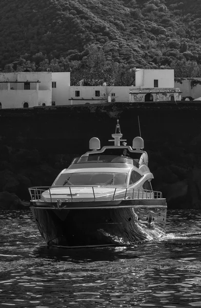 Luxusjacht in der Nähe der Insel Stromboli in Italien — Stockfoto