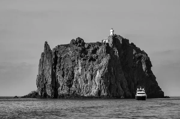 Πολυτελή Γιώτ κοντά νησί Stromboli στην Ιταλία — Φωτογραφία Αρχείου